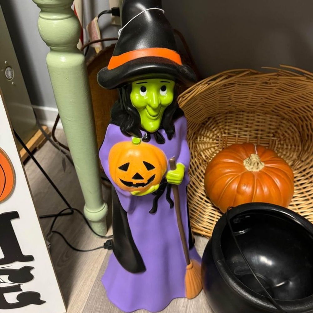 Witch blow mold